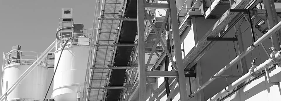 Verfahrenstechnische Anlage mit Silos und Fördertechnik